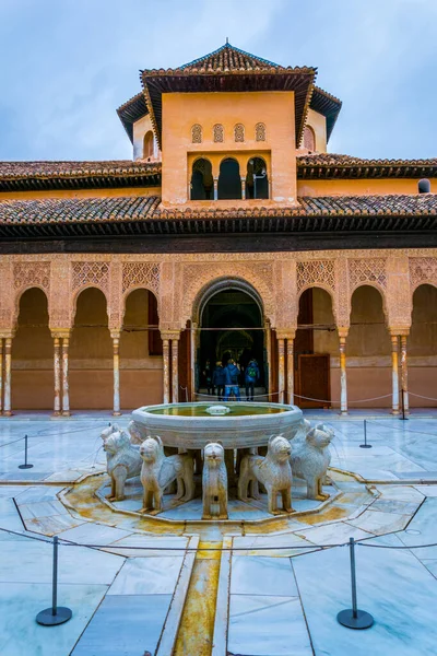 Granada, İspanya 'daki Alhambra Sarayı' ndaki aslanlar.