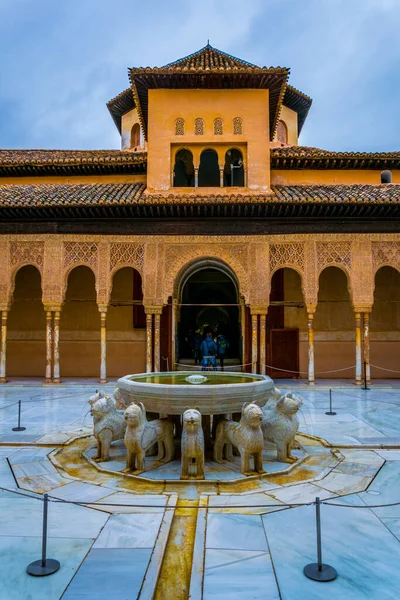 Granada, İspanya 'daki Alhambra Sarayı' ndaki aslanlar.