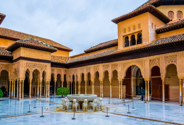 Granada, İspanya 'daki Alhambra Sarayı' ndaki aslanlar.
