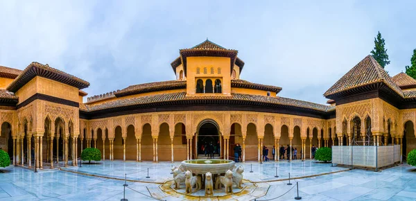Granada, İspanya 'daki Alhambra Sarayı' ndaki aslanlar.