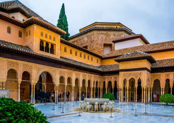Granada, İspanya 'daki Alhambra Sarayı' ndaki aslanlar.