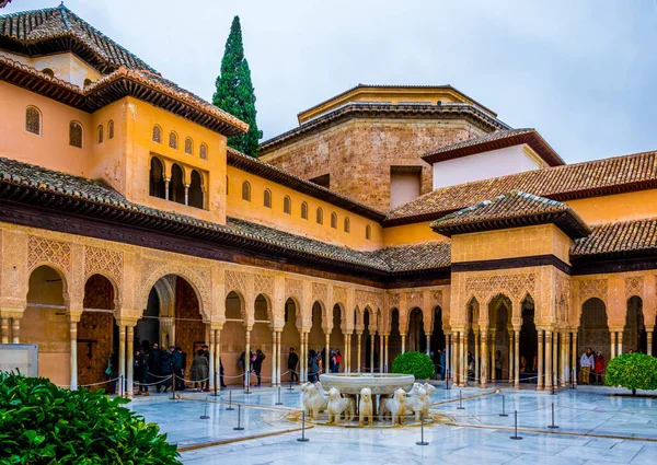 Granada, İspanya 'daki Alhambra Sarayı' ndaki aslanlar.