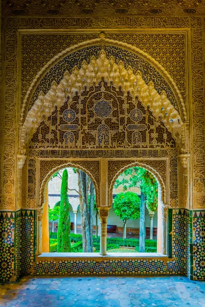 Una Vista Jardín Través Ventanas Arqueadas Palacio Alhambra Granada Andalucía — Foto de Stock