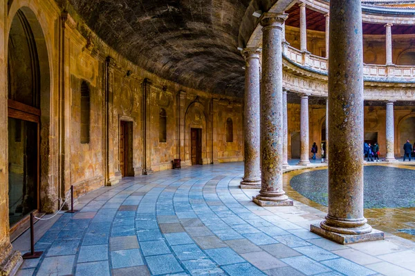 İspanya 'nın Granada kentindeki Charles V Sarayı' ndaki (Palacio de Carlos V) bir kolonun ayrıntıları.