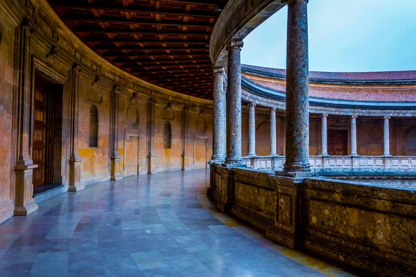 İspanya 'nın Granada kentindeki Charles V Sarayı' ndaki (Palacio de Carlos V) bir kolonun ayrıntıları.