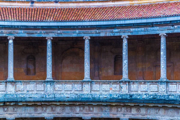 İspanya 'nın Granada kentindeki Charles V Sarayı' nda (Palacio de Carlos V) bir balkon manzarası.