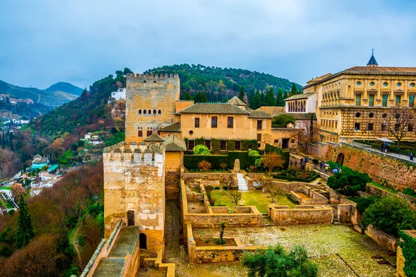 İspanya 'daki Alhambra Sarayı' nın tahkimatı