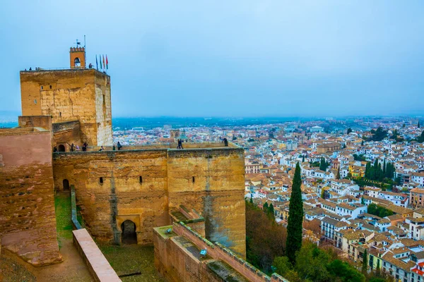 İspanya 'daki Alhambra Sarayı' nın tahkimatı