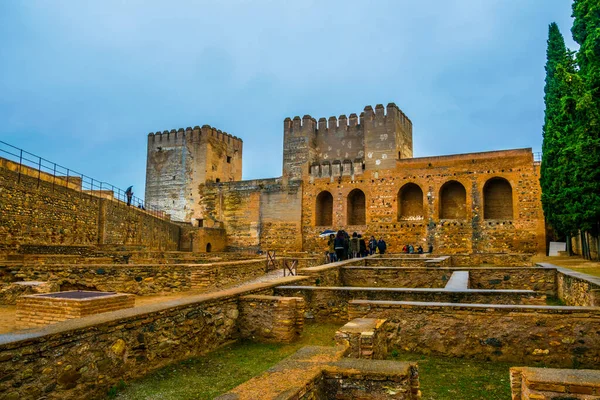 İspanya 'daki Alhambra Sarayı' nın tahkimatı