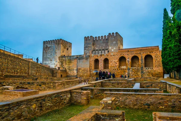 İspanya 'daki Alhambra Sarayı' nın tahkimatı