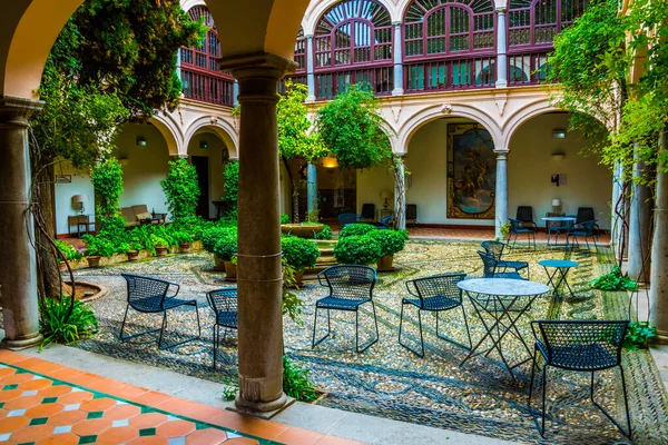 İspanya 'daki Alhambra Sarayı' nın küçük avlularından birinde bir kafe.