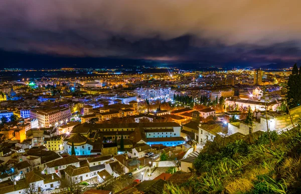 İspanya şehri Granada 'nın gece hava manzarası