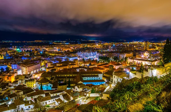 İspanya şehri Granada 'nın gece hava manzarası