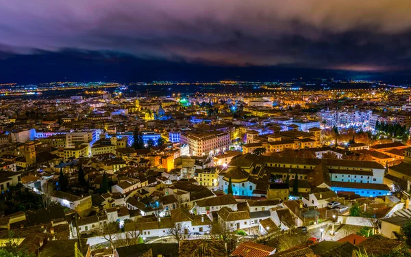 İspanya şehri Granada 'nın gece hava manzarası