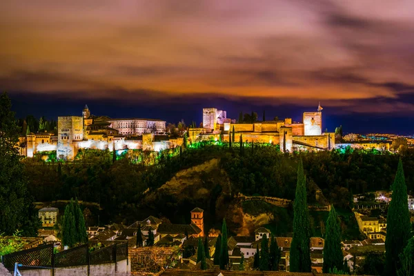 İspanya 'nın Granada şehrindeki Alhambra Sarayı' nın gece manzarası