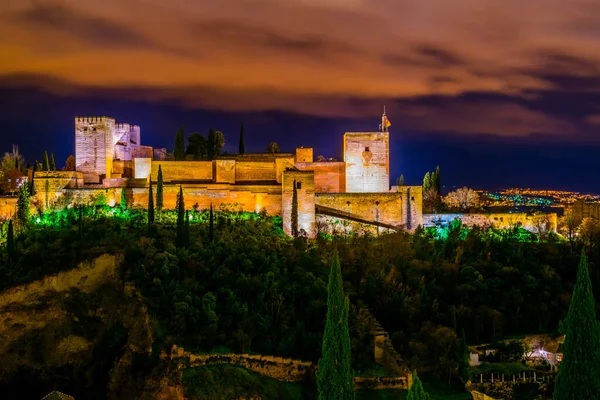 İspanya 'nın Granada şehrindeki Alhambra Sarayı' nın gece manzarası