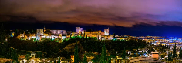 İspanya 'nın Granada şehrindeki Alhambra Sarayı' nın gece manzarası