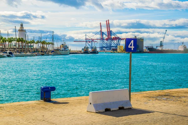 İspanya 'daki Malaga limanının görüntüsü