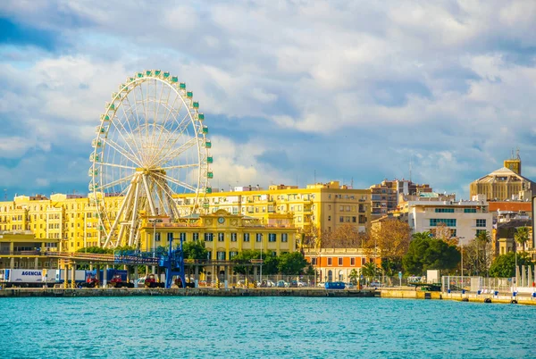 İspanya 'daki Malaga limanının rıhtımında bulunan dönme dolap manzarası