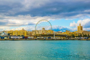 İspanya 'daki Malaga limanının rıhtımında bulunan dönme dolap manzarası