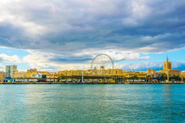 İspanya 'daki Malaga limanının rıhtımında bulunan dönme dolap manzarası