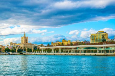 İspanyol şehri Malaga 'da beyaz dalgaya benzeyen bir yapının altında uzanan paseo del muelle dos gezinti