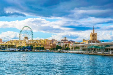 İspanya 'daki Malaga limanının rıhtımında bulunan dönme dolap manzarası