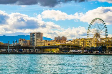 İspanya 'daki Malaga limanının rıhtımında bulunan dönme dolap manzarası