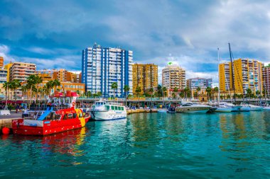 İspanya 'daki Malaga limanındaki yat ve eğlence teknelerinin manzarası..