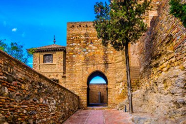 Malaga 'daki alcazaba kalesinin ana kapısının manzarası.