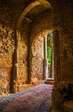 Malaga 'daki alcazaba kalesinin ana kapısının manzarası.