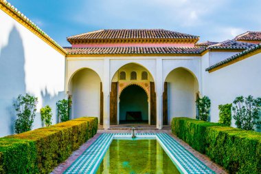 Malaga 'daki Alcazaba kalesinin avlularından birinin manzarası