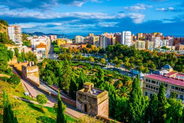İnsanlar İspanya 'nın Malaga kentindeki alcazaba kalesinin etrafında dolanıp şehrin ufuk çizgisinin keyfini çıkarıyorlar.