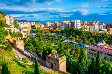 İnsanlar İspanya 'nın Malaga kentindeki alcazaba kalesinin etrafında dolanıp şehrin ufuk çizgisinin keyfini çıkarıyorlar.