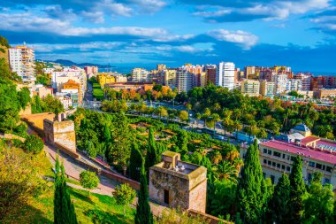 İnsanlar İspanya 'nın Malaga kentindeki alcazaba kalesinin etrafında dolanıp şehrin ufuk çizgisinin keyfini çıkarıyorlar.