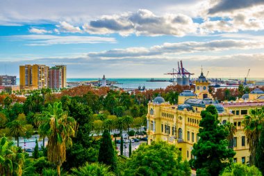 İspanya şehir Malaga 'sının belediye binasının havadan görünüşü