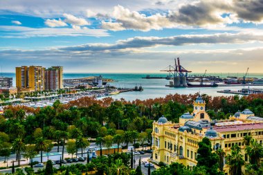 İspanya şehir Malaga 'sının belediye binasının havadan görünüşü
