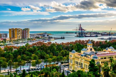 İspanya şehir Malaga 'sının belediye binasının havadan görünüşü