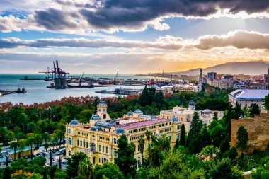 İspanya şehir Malaga 'sının belediye binasının havadan görünüşü