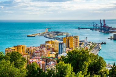 Gün batımında Malaga limanının havadan görüntüsü