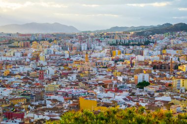 İspanyol şehri Malaga 'nın havadan görünüşü ve eski kasabanın çatıları ve komşu yerleşim bölgesi