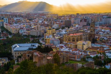 Gün batımında Malaga 'daki katedralin havadan görüntüsü.