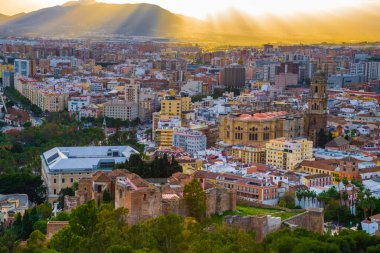 Gün batımında Malaga 'daki katedralin havadan görüntüsü.