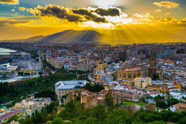 Gün batımında Malaga 'daki katedralin havadan görüntüsü.