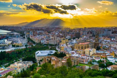 Gün batımında Malaga 'daki katedralin havadan görüntüsü.