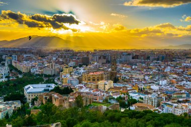 Gün batımında Malaga 'daki katedralin havadan görüntüsü.