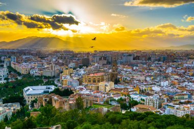 Gün batımında Malaga 'daki katedralin havadan görüntüsü.