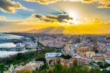 Gibralfaro Kalesi 'nden çekilen Malaga hava görüntüsü. Gün batımında Malaga Limanı, Alcazaba Kalesi ve Malaga Katedrali de dahil.