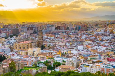 Gün batımında Malaga 'daki katedralin havadan görüntüsü.