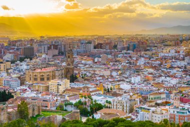 Gün batımında Malaga 'daki katedralin havadan görüntüsü.
